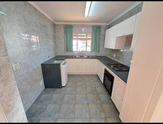 3 BEDROOM TOWNHOUSE FOR SALE IN ROOIHUISKRAAL NORTH